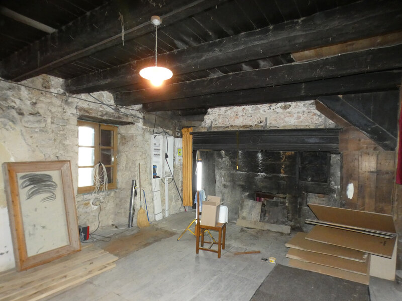 Séjour de 45 m² à rénover avec cheminée