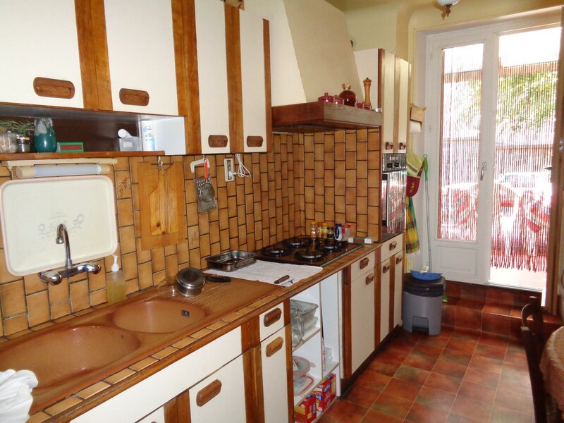 Separate kitchen with access to the terrace