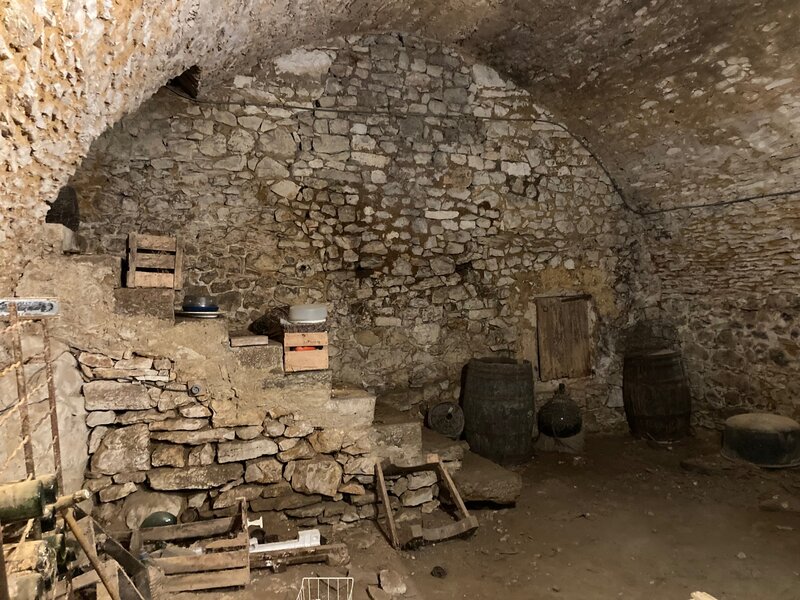 Vaulted cave of 80 sqm