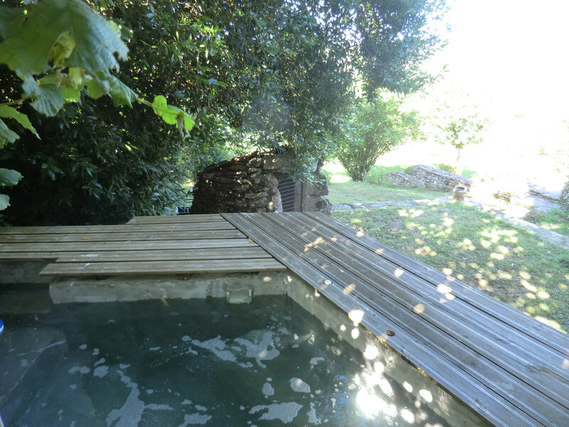 Jacuzzi at thzee garden side