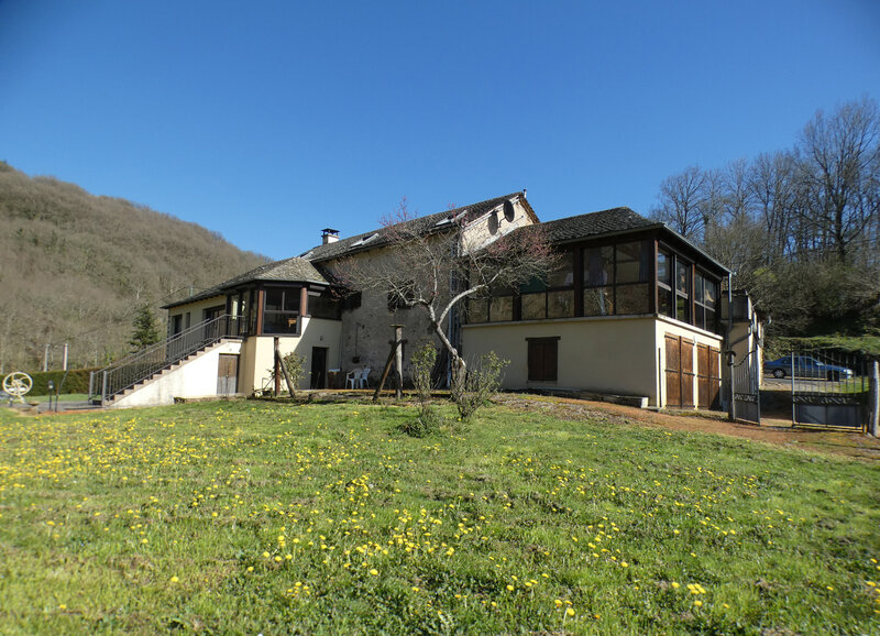 Maison  coté jardin et garage