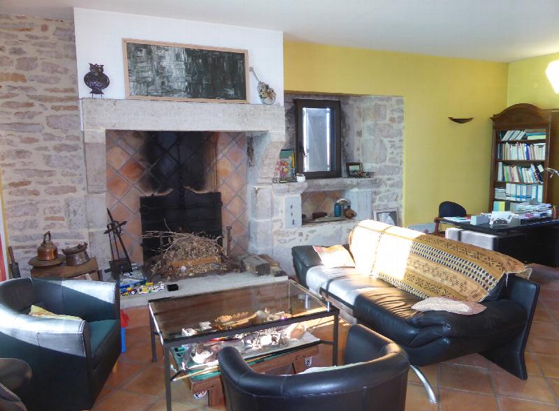 Sitting room of 39 sqm with chimney