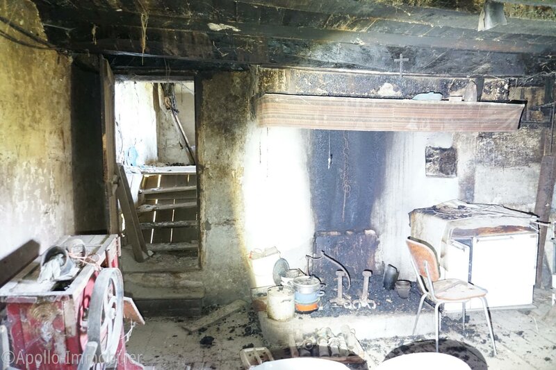 Séjour avec cheminée et accès chambre