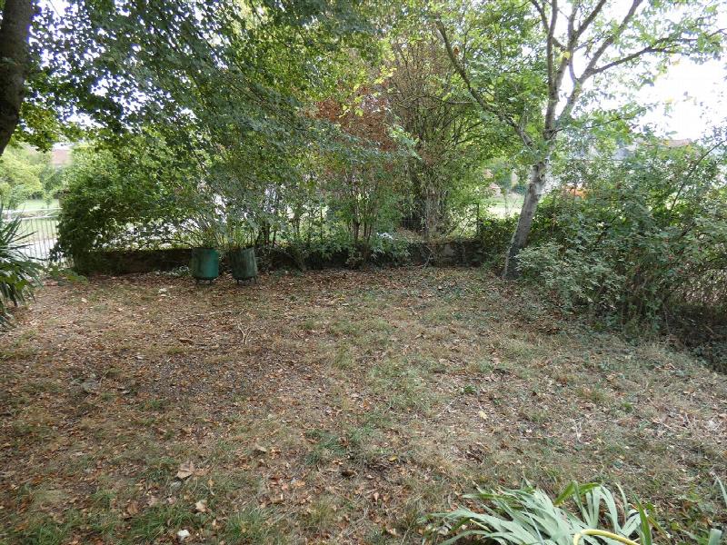 Jardin arboré et clos avec portail