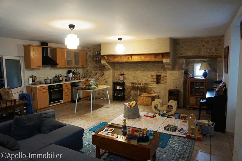 Séjour de 40 m² avec cuisine et cellier