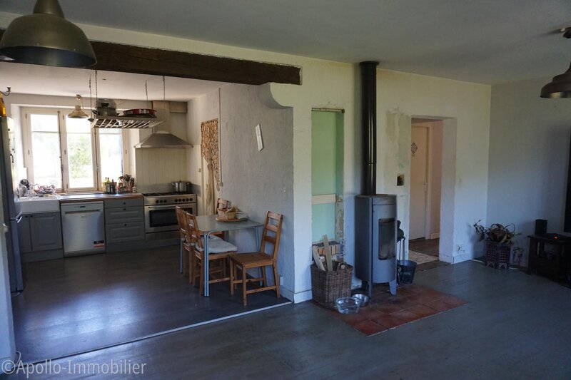 Cuisine/séjour de 35 m² avec poele à bois au 1<sup>er</sup> étage