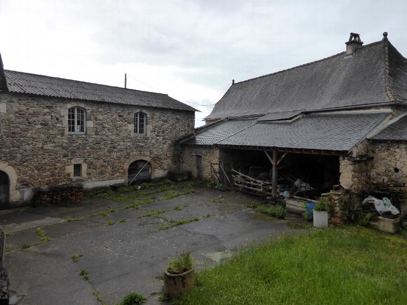 Cour intérieure avec grange et abris ouvert