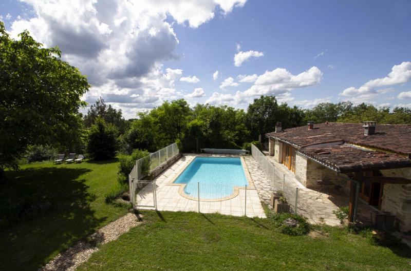 2 guesthouses with swimming pool