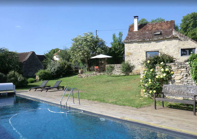 Pool with the gîte of 46 sqm